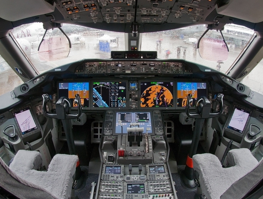 Flight deck of the Boeing 787-8 Dreamliner, with dual pilot seats and glass cockpit displays